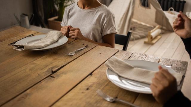 Ilustrasi belajar table manner