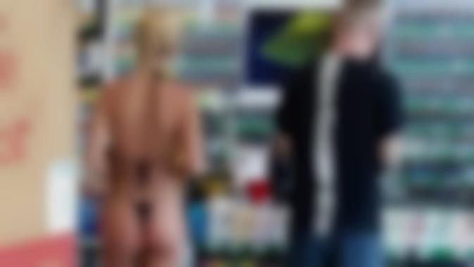 Seorang turis asing tertangkap kamera mengenakan bikini minim di sebuah minimarket di Bali, dan menuai komentar warganet (sumber: Facebook). Foto sengaja dikaburkan sesuai dengan kebijakan redaksi.
