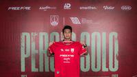 Persis Solo resmi mendatangkan mantan bek Timnas Indonesia U-22, Samuel Christianson. Pemain berusia 23 tahun ini punya ambisi besar membawa Laskar Sambernyawa menjuarai Liga 1 2023/2024. (Bola.com/Dok Persis Solo)