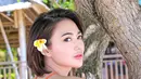 Wika Salim memperlihatkan punggung mulusnyayang membuatnya semakin seksi saat berpose di dekat pohon. (Instagram/wikasalim)