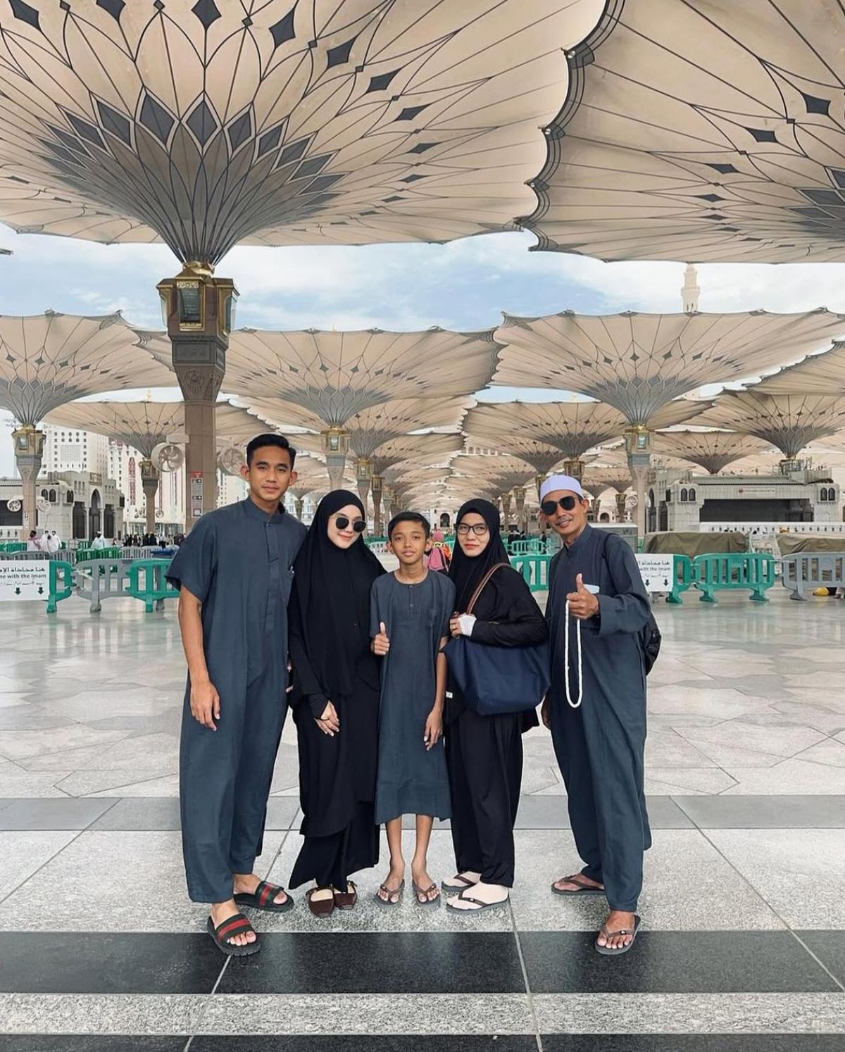 7 Potret Rizky Ridho Bintang Timnas Indonesia Umroh Bareng Keluarga, Ini Momen Spesialnya