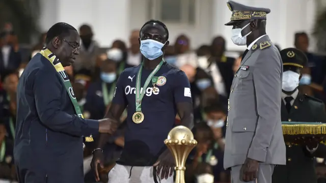 Foto: 8 Fakta Kesederhanaan Sadio Mane, Bintang Liverpool yang Ogah Tiru Gaya Hidup Glamor Pesepak Bola Papan Atas