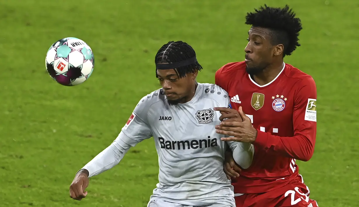 Gelandang Bayern Leverkusen, Leon Bailey (kiri) mengontrol bola dibayangi striker Bayern Munich, Kingsley Coman dalam laga lanjutan Liga Jerman 2020/2021 pekan ke-30 di Allianz Arena, Munich, Selasa (20/4/2021). Leverkusen kalah 0-2 dari Bayern Munich. (AP/Christof Stache/Pool)