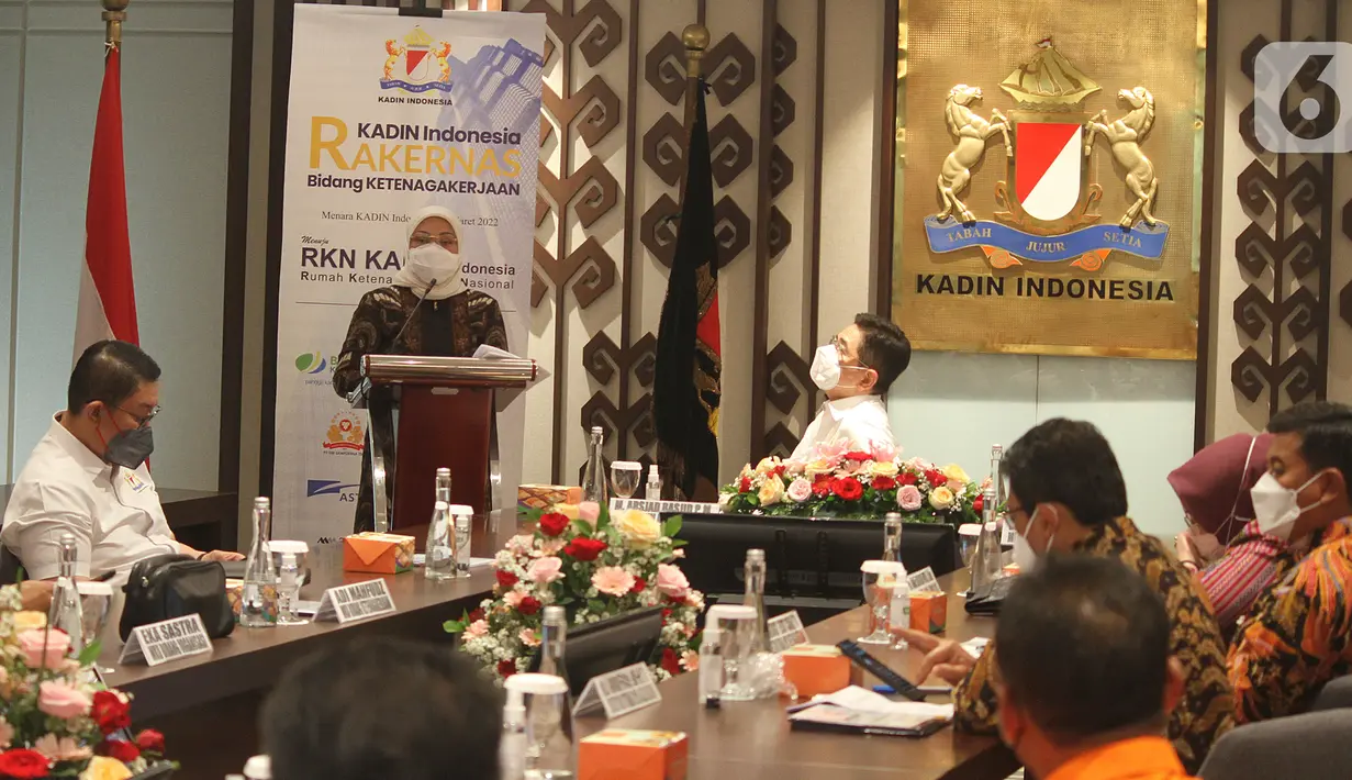 Menteri Ketenagakerjaan RI Ida Fauziyah memberi sambutan pada acara penandatanganan Perjanjian Kerja Sama (PKS) di Menara Kadin, Jakarta (16/03/2022). PKS terkait sinergi penyelenggaraan program jaminan sosial ketenagakerjaan antara KADIN dan BPJAMSOSTEK. (Liputan6.com/Fery Pradolo)