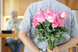 Memberi kejutan./Copyright Fimela - Risang Abel