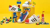 Lego sneakers Adidas versi anak-anak. (Dok Instagram @lego/https://www.instagram.com/p/CQIiMLfohz7/?utm_medium=copy_link/Muhammad Thoifur)