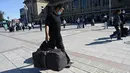 Seorang pria yang membawa barang bawaan tiba di stasiun kereta api Beijing pada hari terakhir libur nasional "golden week", Kamis (7/10/2021). Hari libur selama 8 hari pada 1-7 Oktober tersebut menjadi hari libur terbesar kedua di Cina setelah tahun  baru. (JADE GAO / AFP)