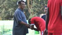General Manager Arema, Ruddy Widodo menyalami Agil Munawar di Stadion Gajayana, Malang, Senin (10/6/2019). (Bola.com/Iwan Setiawan)