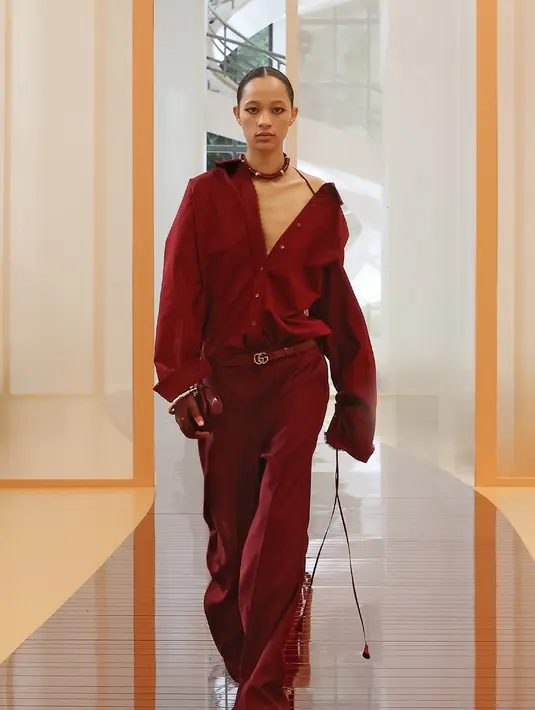 Untuk diketahui, Pertunjukan Gucci Musim Semi-Musim Panas 2025 berlangsung di Milan Triennale, sebuah tempat ikonik untuk acara seni dan budaya. Di bawah arahan Sabato De Sarno, Gucci menghadirkan koleksi yang dinamis, memadukan pengaruh klasik dan kontemporer sebagai penghormatan terhadap estetika rumah yang berani.   [Dok/Gucci].
