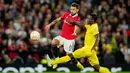 Pemain Sheriff Salifu Mudasiru mencoba menjegal pemain Manchester United Bruno Fernandes (kiri) pada pertandingan sepak bola Grup E Liga Europa di Old Trafford, Manchester, Inggris, 27 Oktober 2022. Manchester United menang 3-0. (AP Photo/Jon Super)