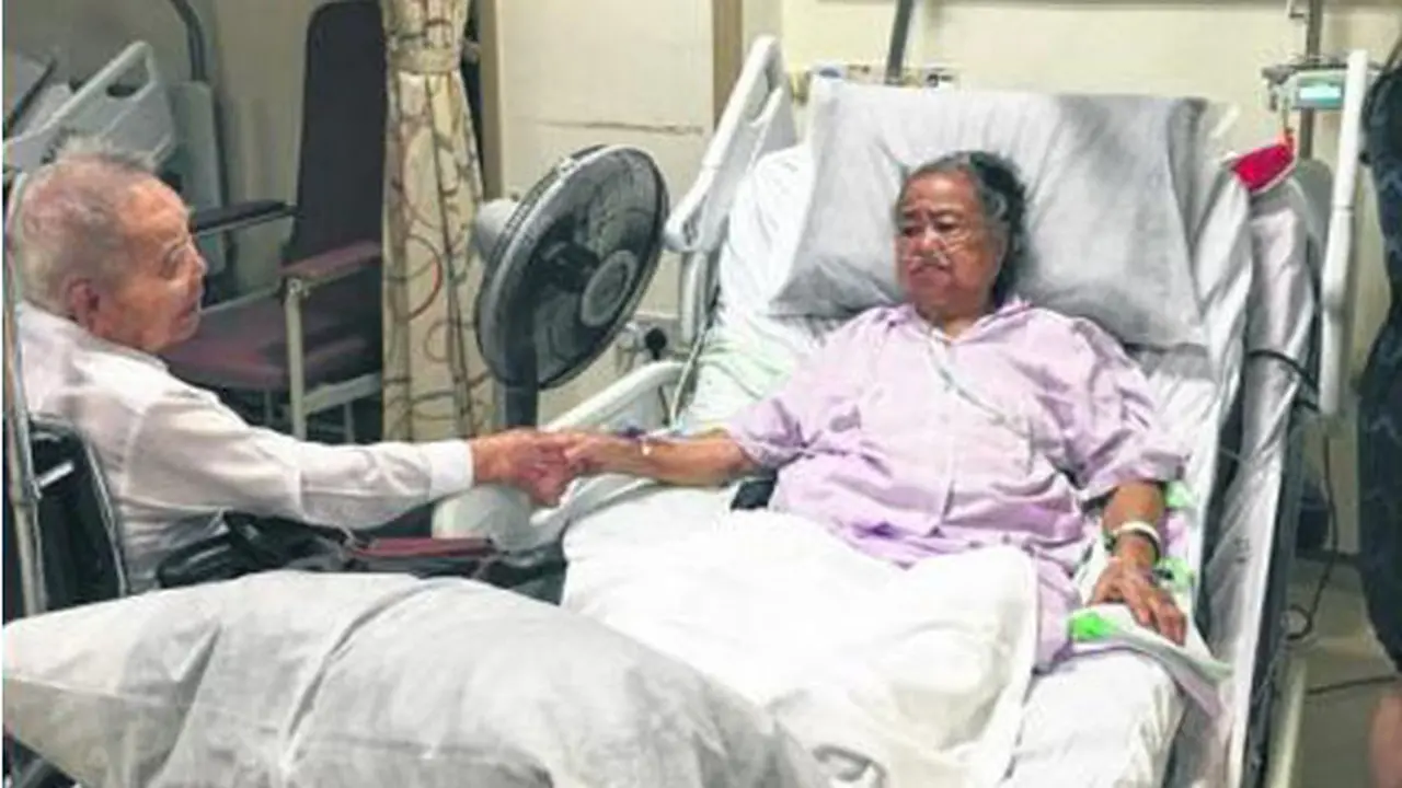 Kisah Kakek Selalu Pegangi Tangan Istri Ketika Sakit