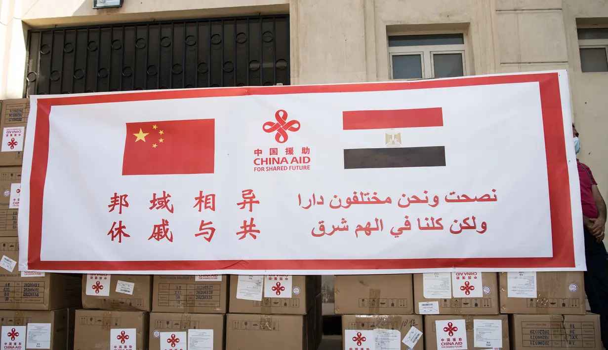 Pasokan medis sumbangan dari China terlihat di Kairo, Mesir (10/5/2020). Mesir pada Minggu (10/5) menerima kelompok pengiriman bantuan medis kedua dari pemerintah China bagi negara di kawasan Afrika Utara tersebut untuk memerangi wabah Covid-19. (Xinhua/Wu Huiwo)