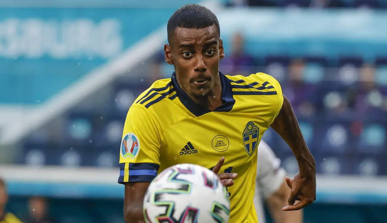 Alexander Isak. Striker Swedia berusia 21 tahun ini baru membuat 1 assist di fase grup saat melawan Polandia. Namun kecepatan dan kelincahannya berkali-kali merepotkan para lawan di fase grup. Saat laga perdana melawan Spanyol ia terpilih menjadi Star of the Match. (Foto: AP/Pool/Anatoly Maltsev)