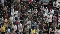 Warga melaksanakan Salat Jumat berjamaah di Masjid Cut Meutia, Jakarta, Jumat (11/3/2022). Majelis Ulama Indonesia (MUI) kini membolehkan jemaah untuk kembali merapatkan saf atau barisan saat shalat berjemaah di masjid. (Liputan6.com/Faizal Fanani)