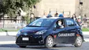 Anggota Carabinieri berpatroli di tempat-tempat yang ramai untuk mengingatkan masyarakat agar memakai masker di Roma, Italia, pada 6 Oktober 2020. Lima wilayah di Italia selatan memberlakukan peraturan wajib memakai masker, bahkan untuk orang-orang di ruang terbuka. (Xinhua/Cheng Tingting)