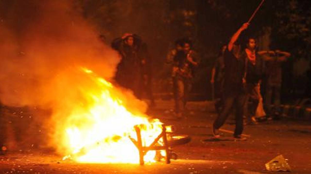 Kumpul di depan TVRI, demonstran bakar ban