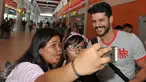 Pemeran Selim ‘Elif’, Emre Kivilcim berselfie dengan fans saat tiba di Bandara Ngurah Rai, Bali, Selasa (25/8/2015). Usai mengisi acara puncak HUT SCTV ke-25, para bintang Elif itu melanjutkan perjalanan berliburnya ke Bali. (Liputan6.com/Herman Zakharia)