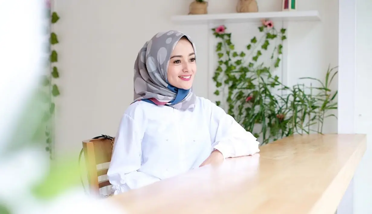Terdapat tiga jenis usaha yang dijalankan Citra Monica di Bandung. Ketiga usahanya itu adalah toko hijab, butik dan juga studio pemasangan bulu mata palsu. Tak heran Citra Monica paham dengan konsep modis yang membuatnya tampil menawan di berbagai kesempatan. (Liputan6.com/Instagram/@citra_monica)