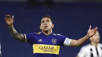 Penyerang Boca Juniors, Carlos Tevez, tampak kecewa usai ditahan imbang Libertad pada laga grup H Copa Libertadores di Estadio La Bombonera, Rabu (30/9/2020) dini hari WIB. Boca Juniors bermain imbang 0-0 atas Libertad. (Agustin Marcariana/Pool via AP)