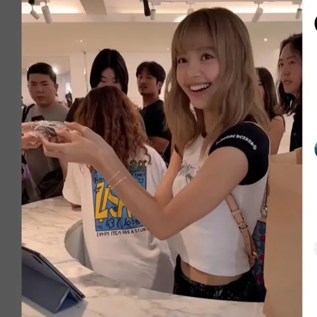 Lisa Blackpink Donasikan Penjualan Pakaian dan Aksesori Miliknya ke 50 Negara, Termasuk Palestina dan Myanmar