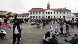 Sejumlah pengunjung memadati Kawasan Kota Tua, Jakarta, Selasa (26/12). Kota Tua saat liburan panjang menjadi pilihan warga Jakarta dan sekitarnya untuk berwisata menghabiskan masa libur Natal. (Liputan6.com/Faizal Fanani)