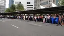 Sejumlah karyawan berkumpul di halte Bursa Efek Indonesia (BEI) saat balkon lantai 1 bangunan ambruk, Jakarta, Senin (15/1). (Liputan6.com/Herman Zakharia)