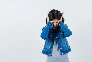 Beberapa cara untuk mengatasi anak yang sering cemas. (foto: 8photo)