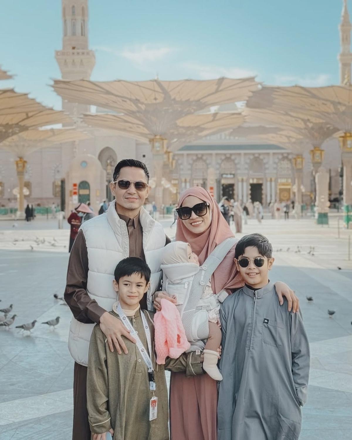 Potret Alyssa Soebanono dan Dude Harlino Umrah Bareng Anak-anak, Si Bungsu Turut Serta ke Tanah Suci