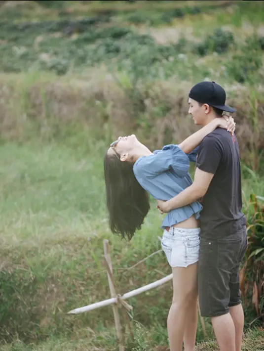 Setelah resmi menikah pada 1 Oktober 2015, Chelsea Olivia dan Glenn Alinskie pun pergi ke Bali untuk berbulan madu. (via instagram/@glennalinskie)