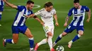 Gelandang Real Madrid, Luka Modric, berebut bola dengan penyerang Alaves, Lucas Perez, pada laga lanjutan La Liga pekan ke-35 di Stadion Alfredo di Stefano, Sabtu (11/7/2020) dini hari WIB. Real Madrid menang 2-0 atas Alaves. (AFP/Gabriel Bouys)