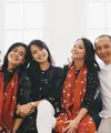 Jika bingung ingin menggunakan baju lebaran seperti apa, maka kamu dapat menggunakan baju dan scarf batik sebagai aksesoris di hari raya. (instagram/maudyayunda)