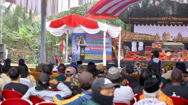 Bupati Banyuwangi Ipuk Fiestiandani memberikan sambutan dalam acara ritual petik laut di Pantai Lampon Banyuwangi (Istimewa)
