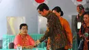 Presiden Joko Widodo memasukan tangan ke tinta usai mencoblos pada Pilkada DKI 2017 di TPS IV, Jakarta, Rabu (15/2). Jokowi menggunakan hak suara untuk pemilihan Gubernur DKI Jakarta. (Liputan6.com/Angga Yuniar)
