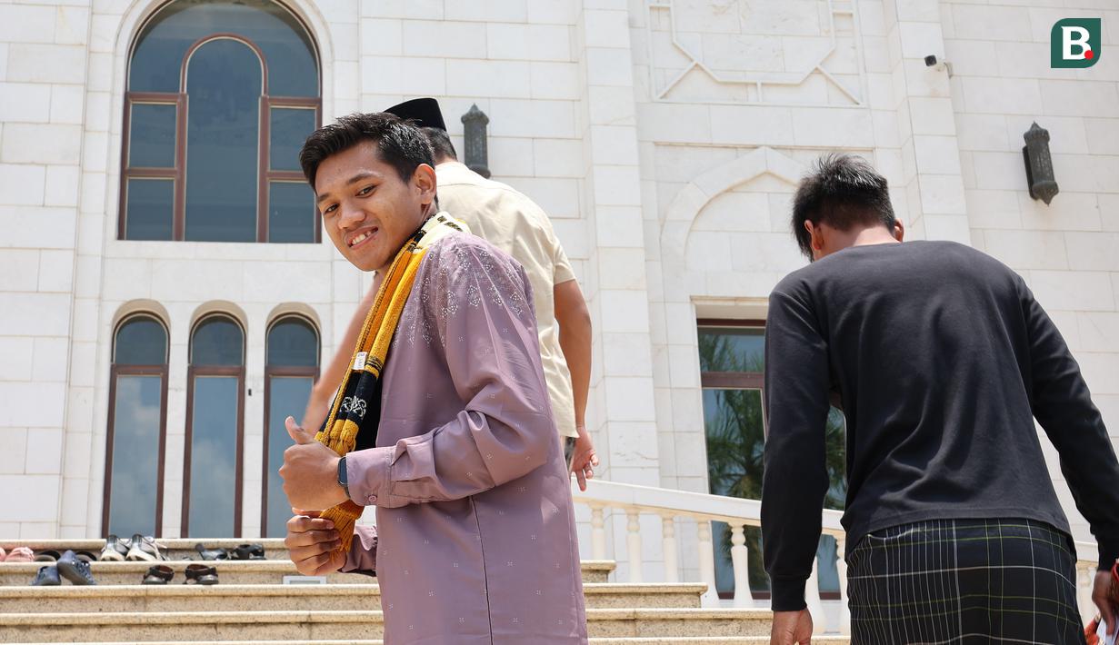 Pemain Timnas Indonesia U-22, Titan Agung Fawwazi tiba di depan Masjid Al Serkal, Phnom Penh, Kamboja, Jumat (5/5/2023) untuk melaksanakan ibadah Salat Jumat di sela-sela SEA Games 2023 Kamboja. (Bola.com/Abdul Aziz)