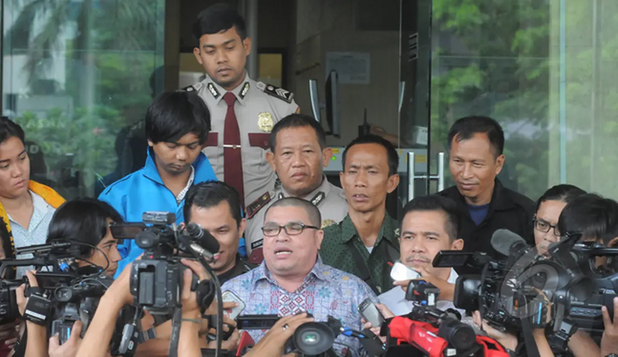Anggota Tim pengacara Komjen Polisi Budi Gunawan Razman Arif Nasution, mendatangi Gedung Komisi Pemberantasan Korupsi (KPK), Jakarta, Jum'at (13/2/2015). (Liputan6.com/Herman Zakharia)