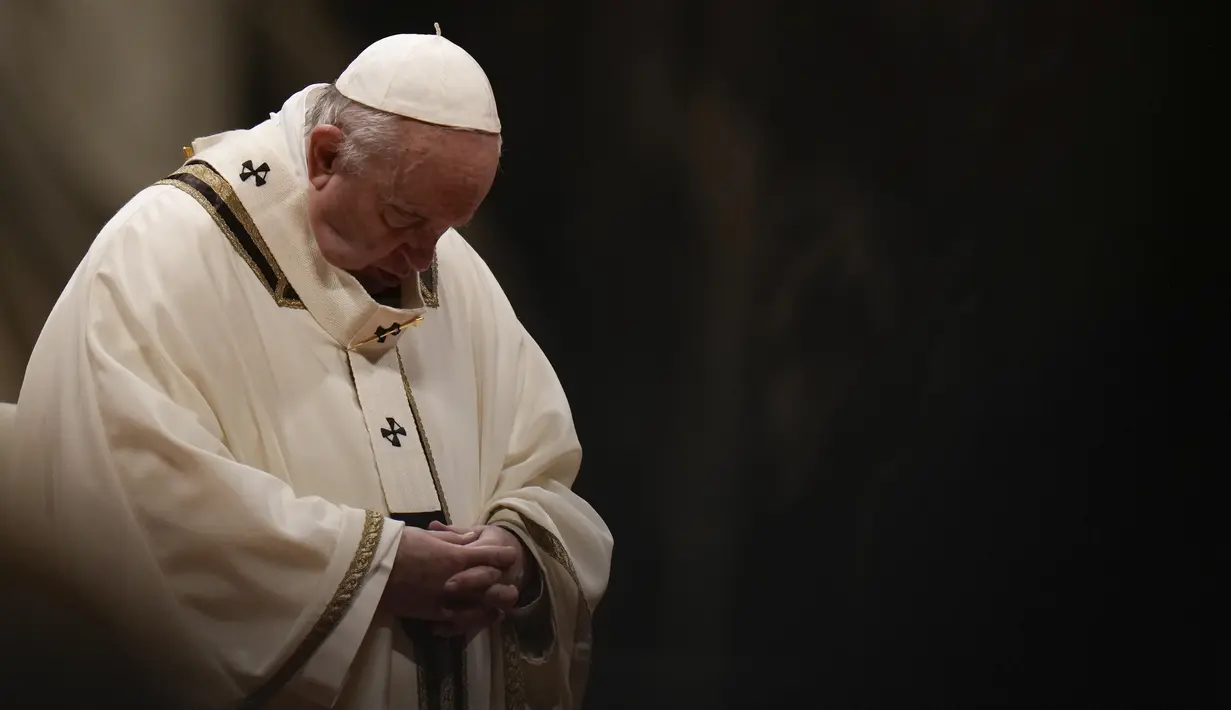 Paus Fransiskus berdoa saat merayakan Misa Malam Natal, di Basilika Santo Petrus, di Vatikan, Jumat (24/12/2021). Paus Fransiskus merayakan Misa Malam Natal di hadapan sekitar 1.500 orang di Basilika Santo Petrus. (AP Photo/Alessandra Tarantino)