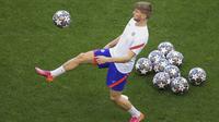 Penyerang Chelsea, Timo Werner mengontrol bola saat mengikuti sesi latihan di stadion Dragao di Porto, Portugal (28/5/2021). Chelsea  akan bertanding melawan City pada babak final Liga Champions pada Sabtu malam atau Minggu (30/5/2021) dini hari. (Michael Steele/Pool via AP)