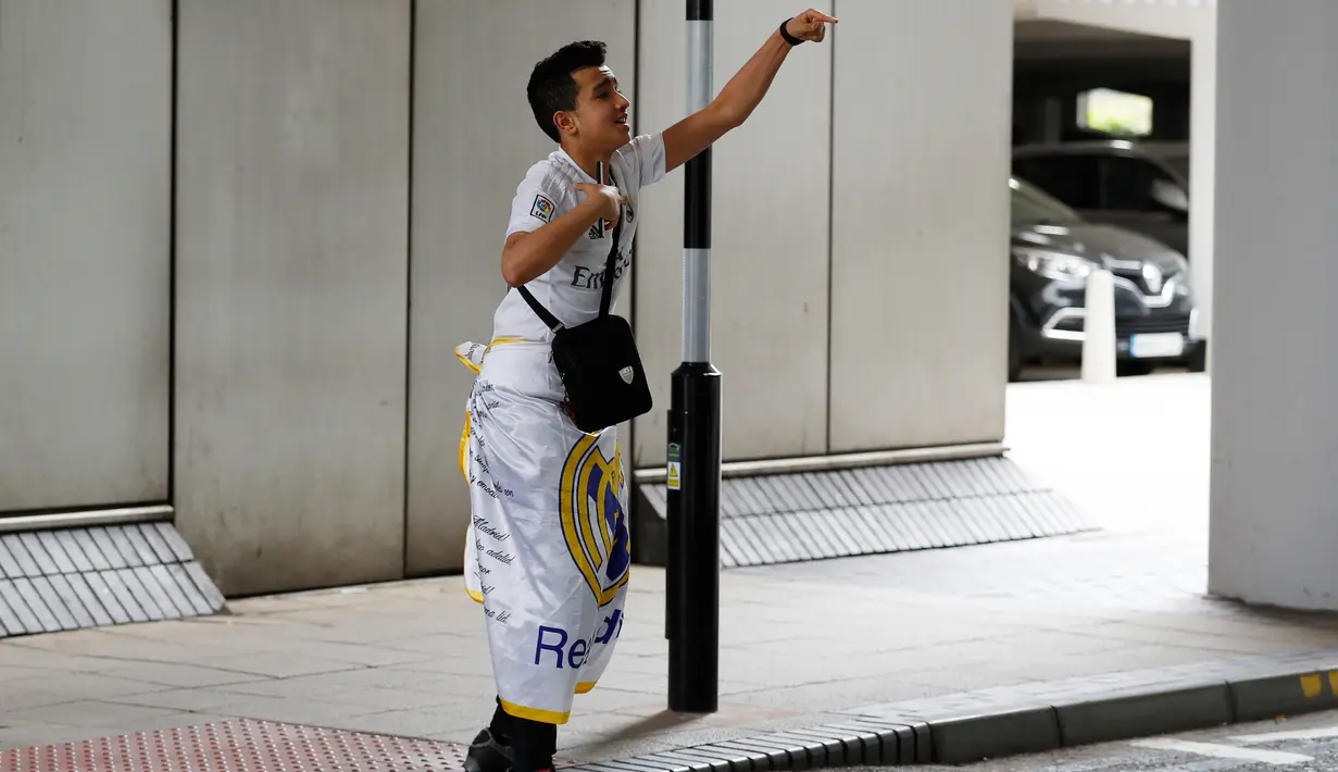 Fans real madrid saat bersorak saat pemain berada didalam bus usai tiba di Bandara Manchester, Inggris, (25/4). Real Madrid ditunggu Manchester City di Etihad Stadium. (Reuters / Phil Noble)