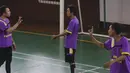 Pesepak bola menggunakan bahasa isyarat saat berkomunikasi di lapangan ketika mengikuti Kejuaraan Futsal Tuna Rungu di GOR Ciracas, Jakarta, Sabtu (7/11/2015). (Bola.com/Vitalis Yogi Trisna)