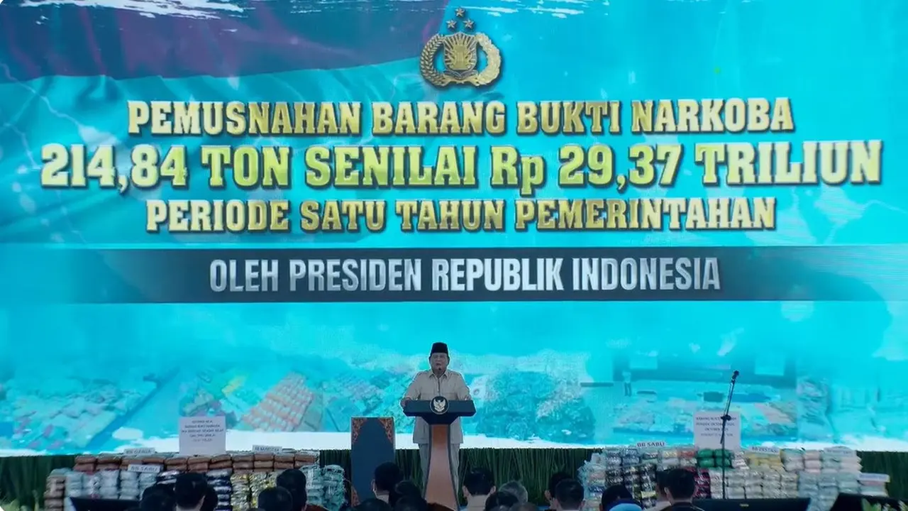 Presiden Prabowo Subianto menyampaikan pidato saat melihat langsung pemusnahan barang bukti narkoba seberat 214,84 ton senilai Rp 29,37 triliun yang dilakukan oleh Polri, Rabu (29/10/2025).