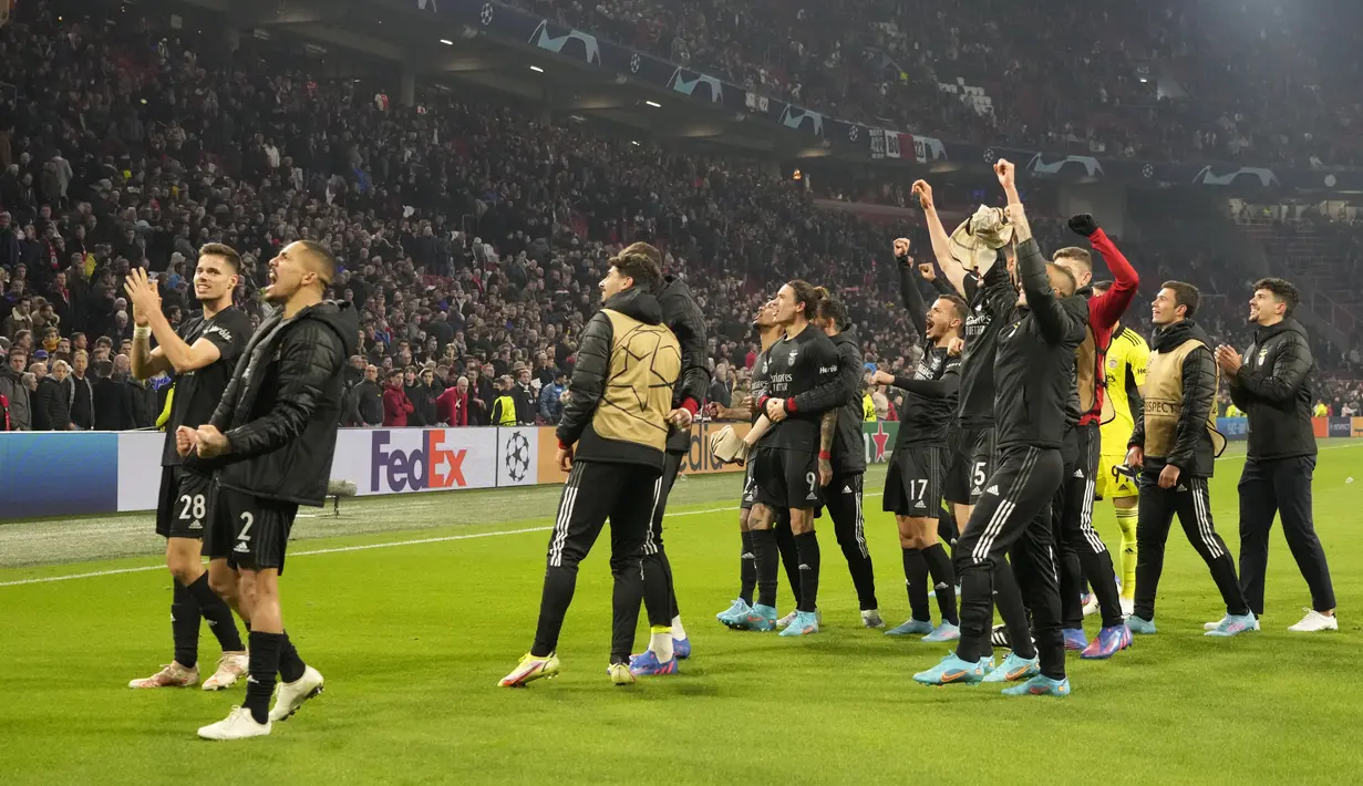 Para pemain Benfica melakukan selebrasi usai mengalahkan Ajas pada pertandingan leg kedua babak 16 besar Liga Champions di Johan Cruyff ArenA di Amsterdam, Belanda, Rabu (16/3/2022). Benfica menang atas Ajax 1-0. (AP Photo/ Peter Dejong)