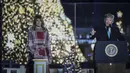 Presiden Donald Trump memimpin hitungan mundur, dan Ibu Negara Melania Trump menekan tombol lampu hias untuk menerangi Pohon Natal Nasional di taman sebelah selatan Gedung Putih, Kamis (5/12/2019). Pohon Natal Nasional tahun ini adalah cemara biru segar dari Colorado. (Drew Angerer/Getty Images/AFP)