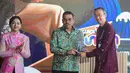 (dari kiri) Ketua Dewan Komisioner Otoritas Jasa Keuangan (OJK Friderica Widyasari Dewi, Menteri UMKM Maman Abdurrahman dan  Presiden Direktur BCA Gregory Hendra Lembong saat membuka kegiatan BCA UMKM Fest 2026 di Indonesia Arena, Senayan, Jakarta, Jumat, 21 Agustus 2026. (KLY/ Arie Basuki)
