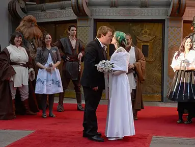 Caroline Ritter dan Andrew Porters menggelar upacara pernikahan di depan sebuah gedung bioskop di Hollywood, Los Angeles,  Kamis (17/12). Dalam upacara pernikahan itu, keduanya menghadirkan tokoh-tokoh film Star Wars: The Force Awakens (dailymail.co.uk)