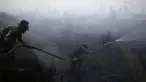 Anggota TNI memadamkan api di perkebunan kelapa sawit di Desa Padamaran, Ogan Komering Ilir , Sumatera Selatan, Sabtu (12/9/2015). Kebakaran lahan menyebabkan kabut asap di sejumlah wilayah dan mengganggu jadwal penerbangan. (REUTERS/Beawiharta)