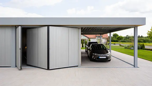 Carport untuk 2 Mobil dengan Pintu Lipat Wide (Foto: Reve Art AI)