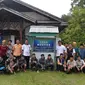 Sejumlah siswa Paket B foto bersama dengan Kepala PKBM Mustika dan staf Askrindo di PKBM Mustika, Kabupaten Sanggau, Kalimantan Barat.