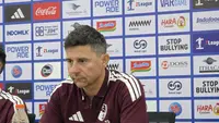 Pelatih PSM Makassar, Darije Kalezic, dalam sesi konferensi pers setelah pertandingan melawan PSS Sleman di Stadion Maguwoharjo, Sleman, Minggu (11/10/2026). (Bola.com/Ana Dewi)