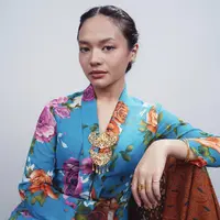 Amel Carla terlihat begitu stylish dalam balutan kebaya dengan motif bunga dan warna yang menggemaskan. [Foto: Instagram/ Amel Carla]