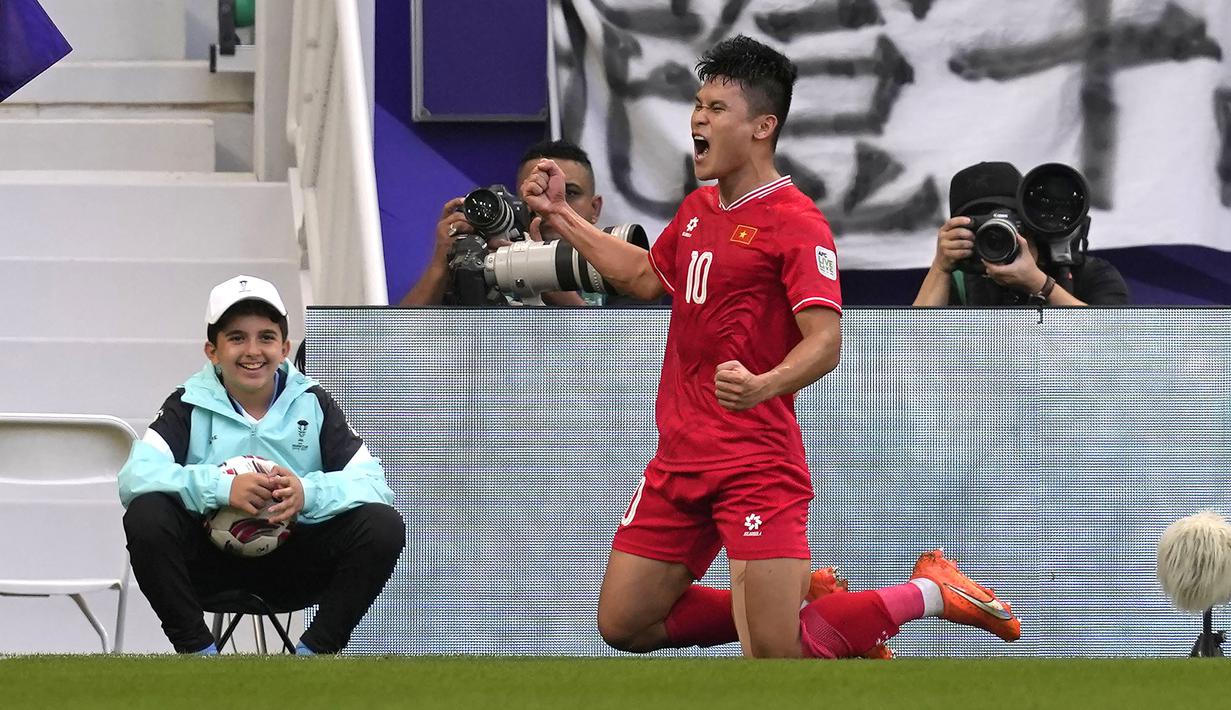 Pemain Vietnam, Pham Tuan Hai melakukan selebrasi setelah mencetak gol kedua timnya ke gawang Jepang pada laga Grup D Piala Asia 2023 di Al Thumama Stadium, Qatar, Minggu (14/01/2024). (AP Photo/Thanassis Stavrakis)